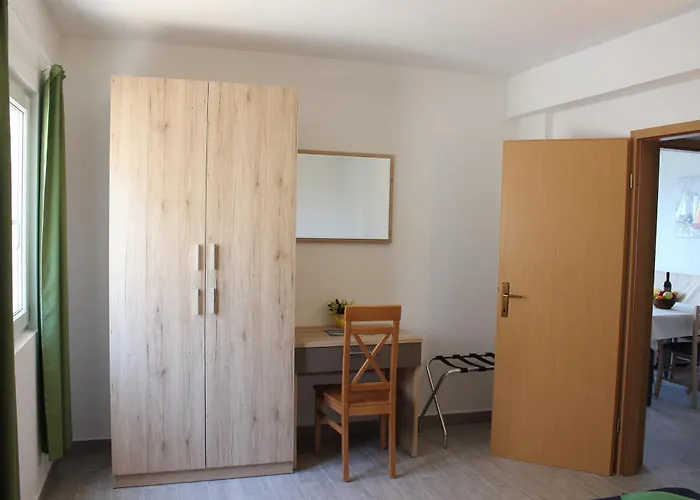 Apartment Gem: Sea-view + Parking