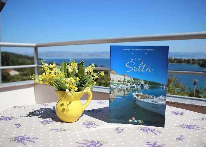 Apartment Gem: Sea-view + Parking Nečujam