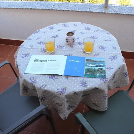 Apartamento Gem: Sea-view + Parking Nečujam