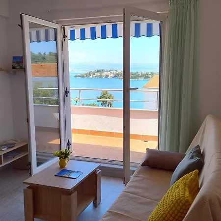 Gem: Sea-view + Parking Apartamento Nečujam